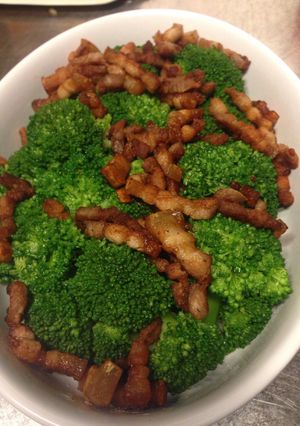 Una foto de Brócoli con panceta fresca