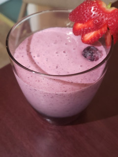 Strawberry blueberry smoothie રેસીપી મુખ્ય ફોટો