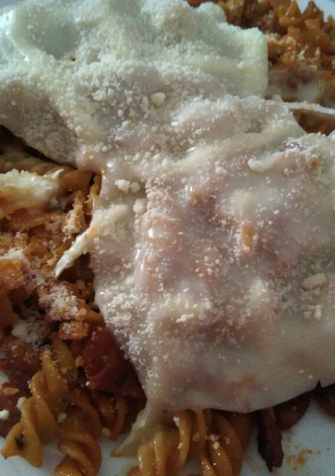 Una foto de Espirales con carne y queso gratinado