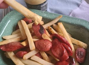 Una foto de Salchipapa gourmet para un domingo de ocio
