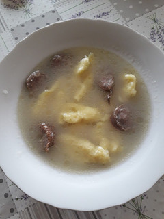 Köménymag leves füstölt kolbászai, s liszt galuskával recept fotója