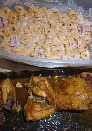 Una foto de Pollo saborizado a la crema con cappellettinis de jamón y queso
