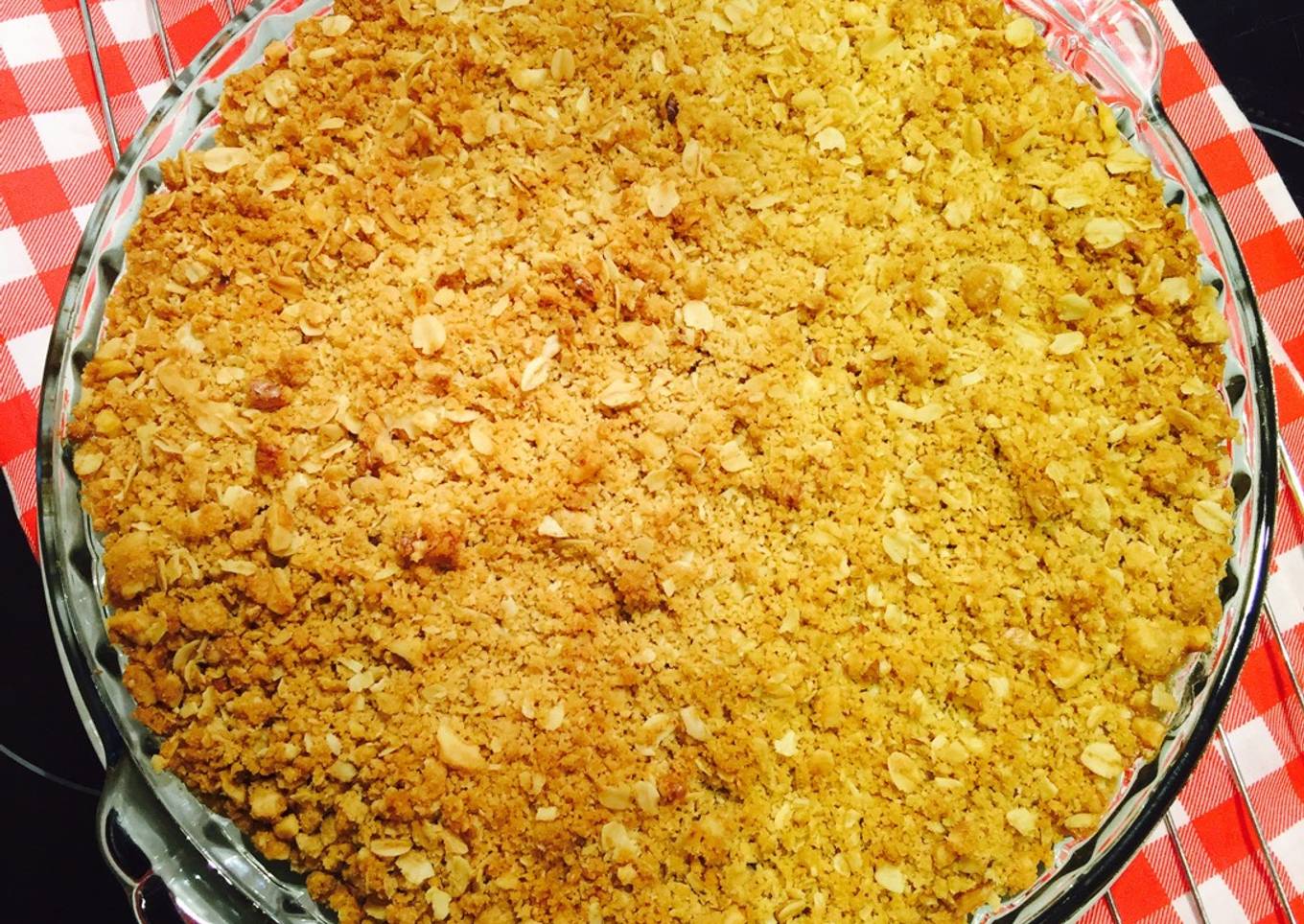 Apple and rhubarb crumble