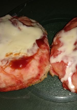 Una foto de Pizzetas caseras simples 😁😂🤣picantes