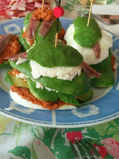 Una foto de Aguacates con mozarella y pesto rojo