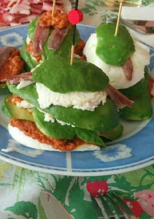 Una foto de Aguacates con mozarella y pesto rojo
