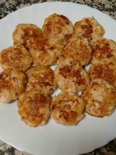 Una foto de Mini hamburguesas de pechuga de pollo con paté de jamón y queso
