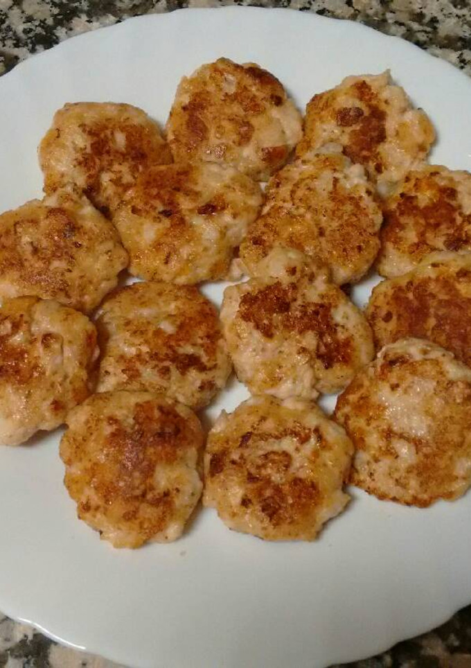 Una foto de Mini hamburguesas de pechuga de pollo con paté de jamón y queso