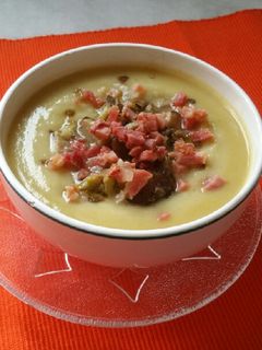 Una foto de Vichyssoise con boletus y jamón