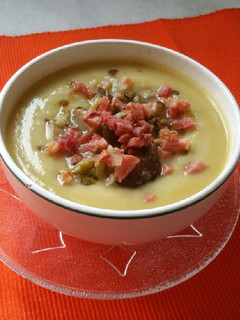Una foto de Vichyssoise con boletus y jamón