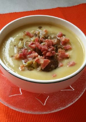 Una foto de Vichyssoise con boletus y jamón