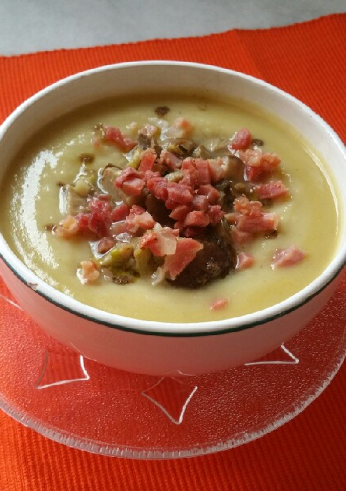 Una foto de Vichyssoise con boletus y jamón