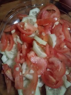 Una foto de Ensalada de pepino y tomate