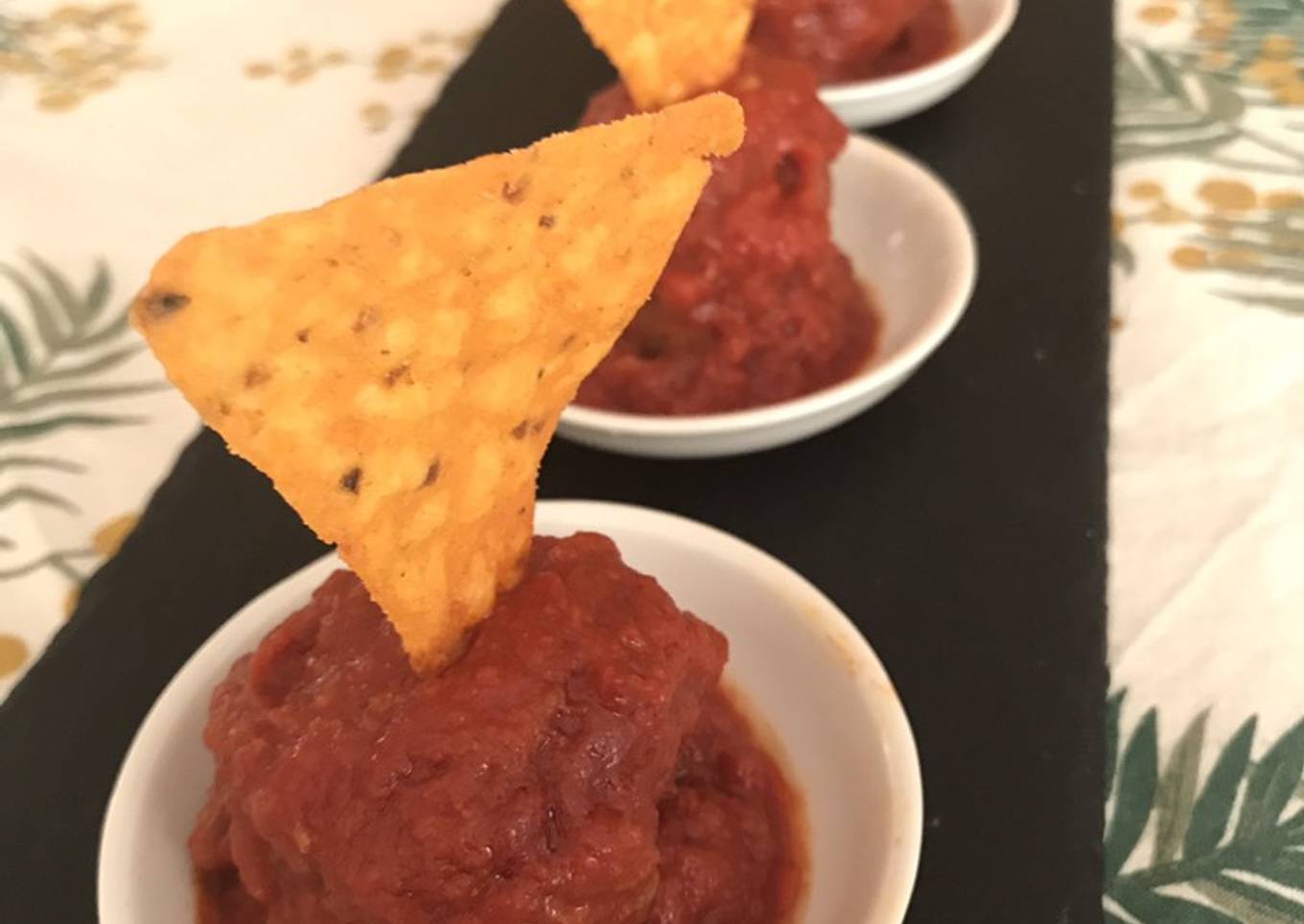 Albóndiga española 🇪🇸con capa roja y peineta (salsa de tomate y nacho picante)