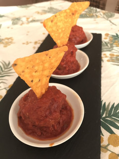 Una foto de Albóndiga española 🇪🇸con capa roja y peineta (salsa de tomate y nacho picante)