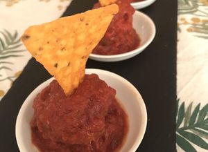 Foto principal de Albóndiga española 🇪🇸con capa roja y peineta (salsa de tomate y nacho picante)