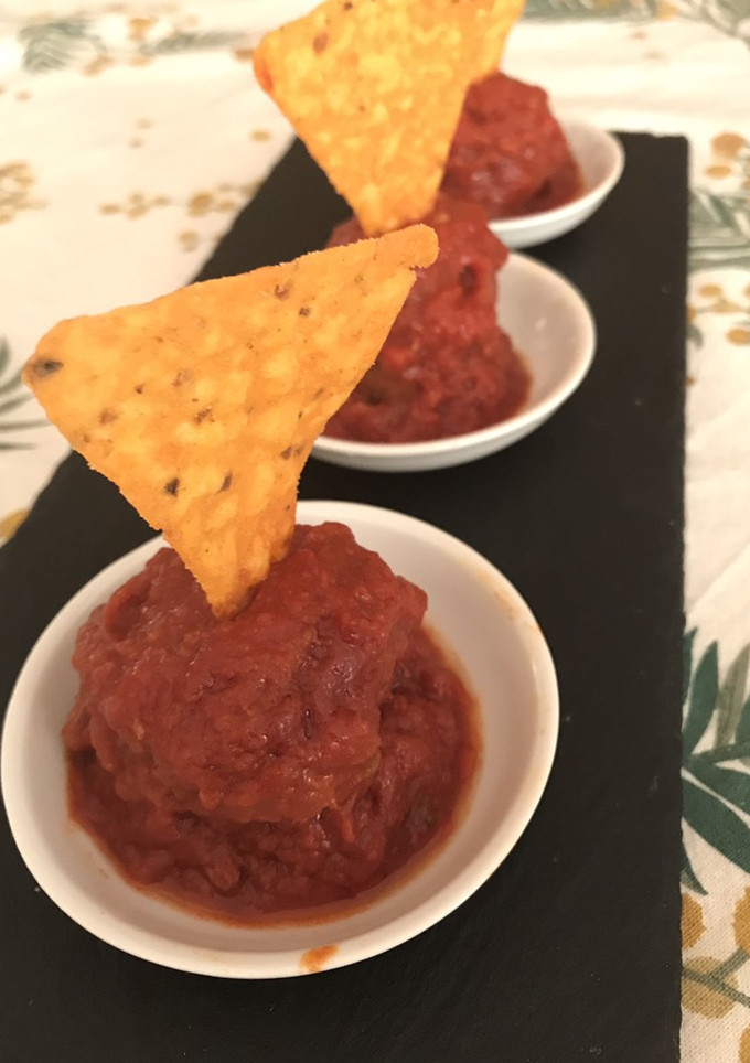 Una foto de Albóndiga española 🇪🇸con capa roja y peineta (salsa de tomate y nacho picante)