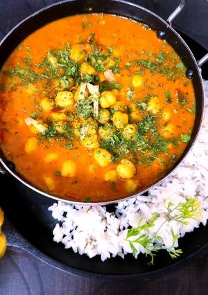 छोले मसाला (Chole Masala Recipe In Marathi) रेसिपी चे मुख्य फोटो 