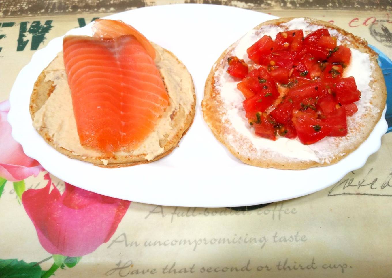 Tortitas de avena con hummus y salmón/con queso y tomate