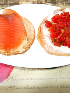 Una foto de Tortitas de avena {con hummus y salmón/con queso y tomate}