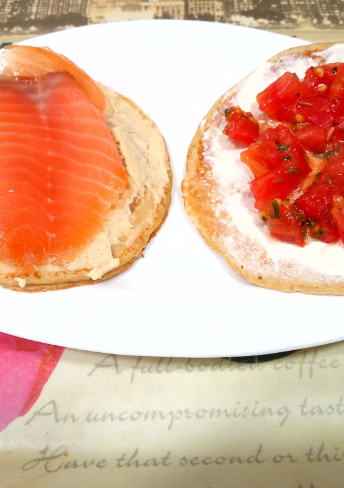 Una foto de Tortitas de avena {con hummus y salmón/con queso y tomate}