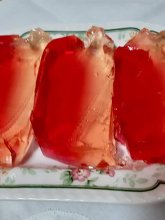 Una foto de GELATINA DE FRAMBUESA, Y LIMÓN