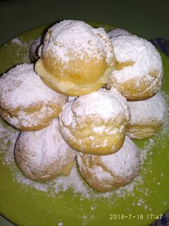 Una foto de Bombas rellenas de crema pastelera