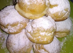 Una foto de Bombas rellenas de crema pastelera