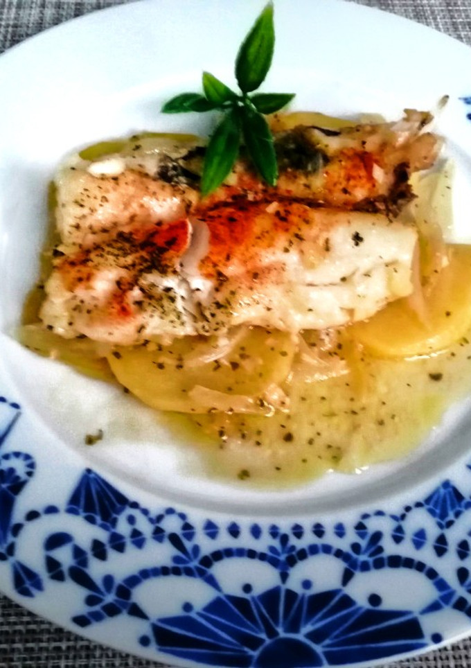 Una foto de Merluza al horno con patatas