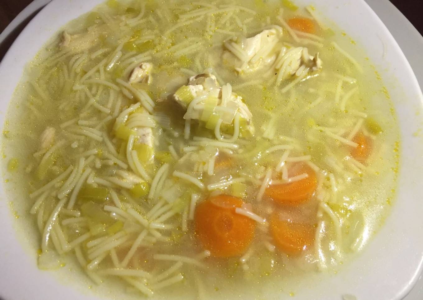 Sopa de verduras y pollo