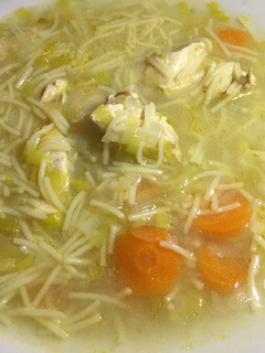 Una foto de Sopa de verduras y pollo