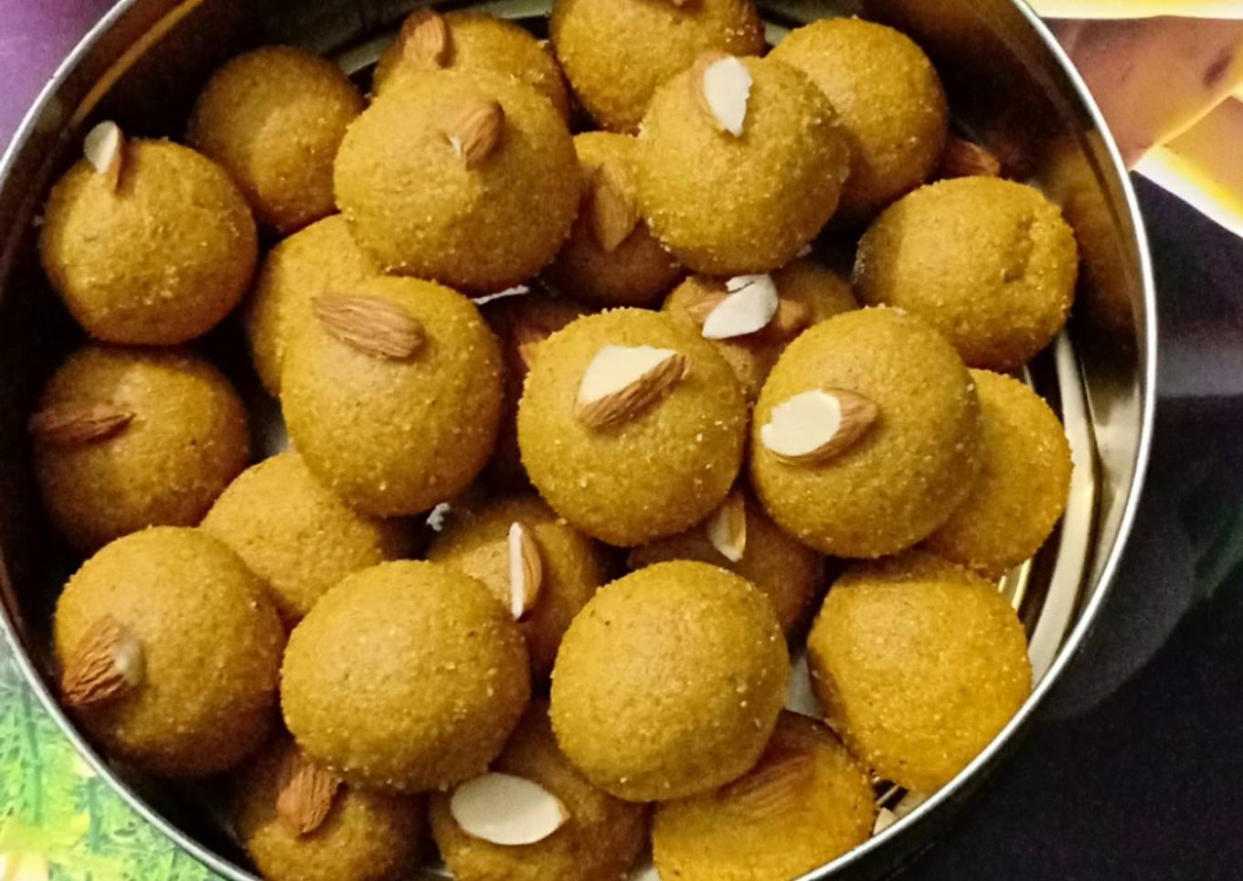 Besan laddoo