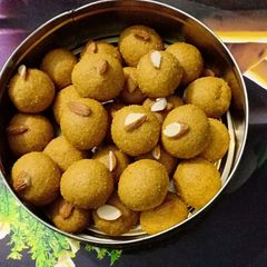 A picture of Besan laddoo.