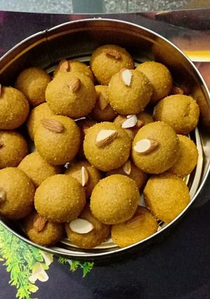 A picture of Besan laddoo.