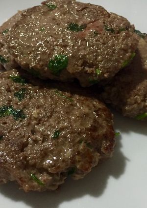 Una foto de Hamburguesas con ajo y perejil