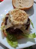 Hamburguesa de nueces troceadas en (polvo) y salsa de queso azul