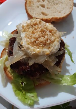 Una foto de Hamburguesa de nueces troceadas en (polvo) y salsa de queso azul
