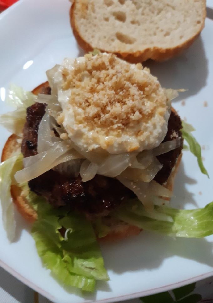 Una foto de Hamburguesa de nueces troceadas en (polvo) y salsa de queso azul