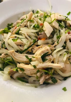 Hình của món Gỏi gà lá chanh chua ngọt.