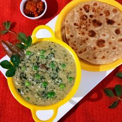 A picture of Methi mutter malai.