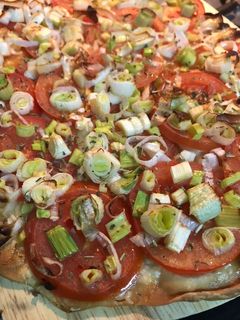 Una foto de Pizza de tomate y Calçots