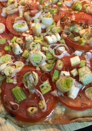 Una foto de Pizza de tomate y Calçots