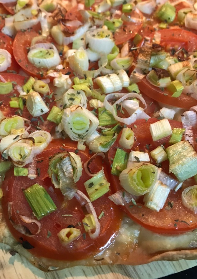 Una foto de Pizza de tomate y Calçots