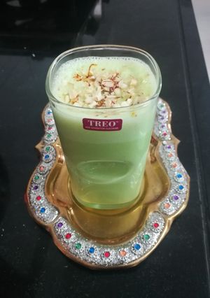 શાહી કેસર પીસ્તા લસ્સી રેસીપી મુખ્ય ફોટો