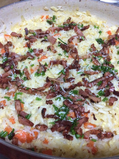 Una foto de Arroz con verduras, bacon y huevo