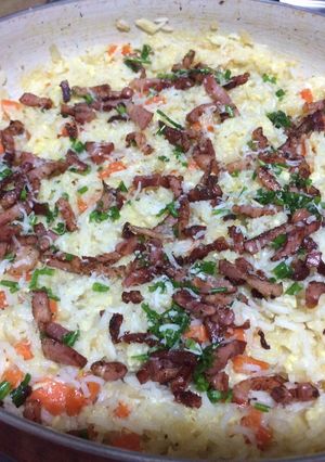 Una foto de Arroz con verduras, bacon y huevo