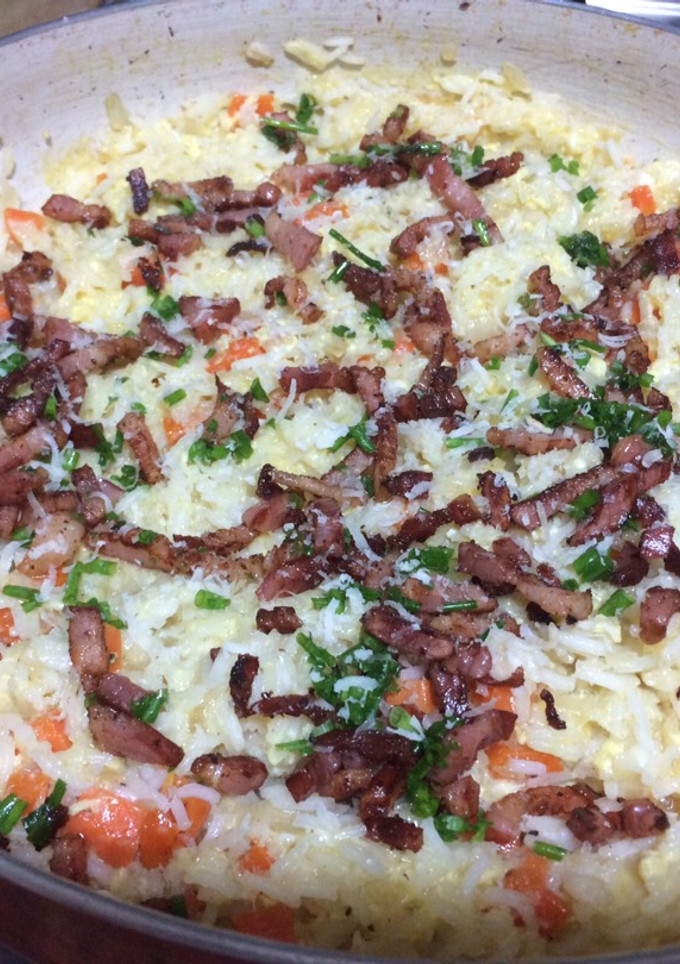 Una foto de Arroz con verduras, bacon y huevo