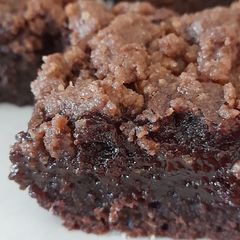 A picture of Crunchy brownies with crumble.