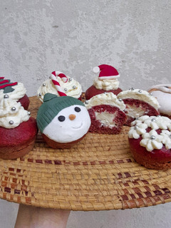 Una foto de Cupcakes red velvet navideños