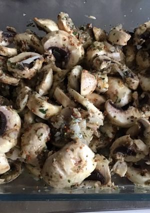 Une photo de Salade de champignons de Paris moutarde à l ancienne persil basilic ail et oignon